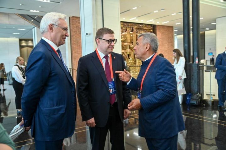 Минниханов поделился фотографиями с бизнес-форума в Шанхае