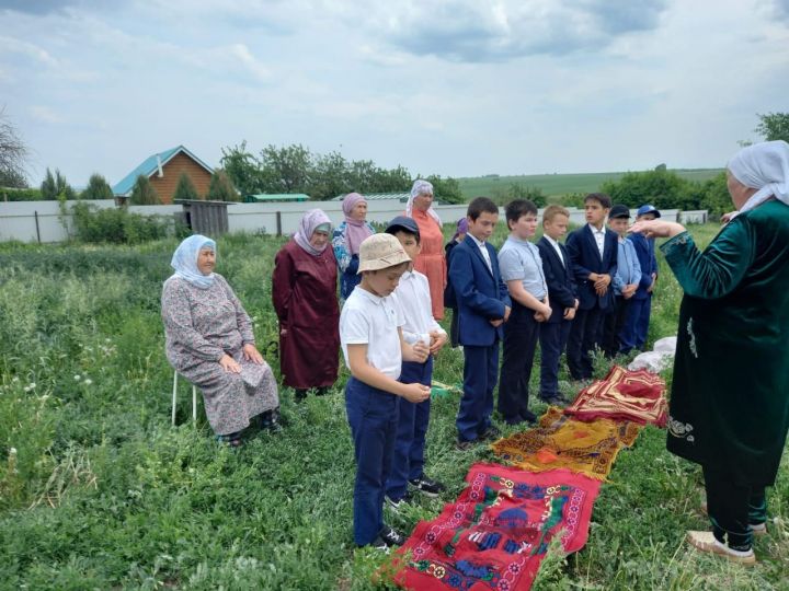 Авылыбыз мәчете биләмәсендә татар халкының борынгы гореф-гадәте булган «Яңгыр теләү» йоласы узды