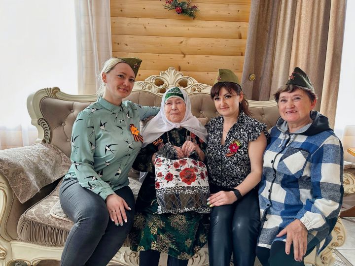 В Круглопольском сельском поселении поздравили с Днём Победы ветерана, 97 летнюю Майшакар Шарифулловну Белялову