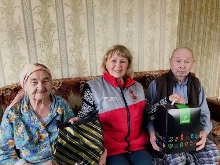В преддверии Дня Победы в Бетькинском сельском поселении поздравили и вручили подарки труженикам тыла и вдовам ветеранов