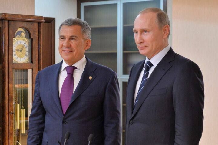 Владимир Путин поздравил Рустама Минниханова с Днем России