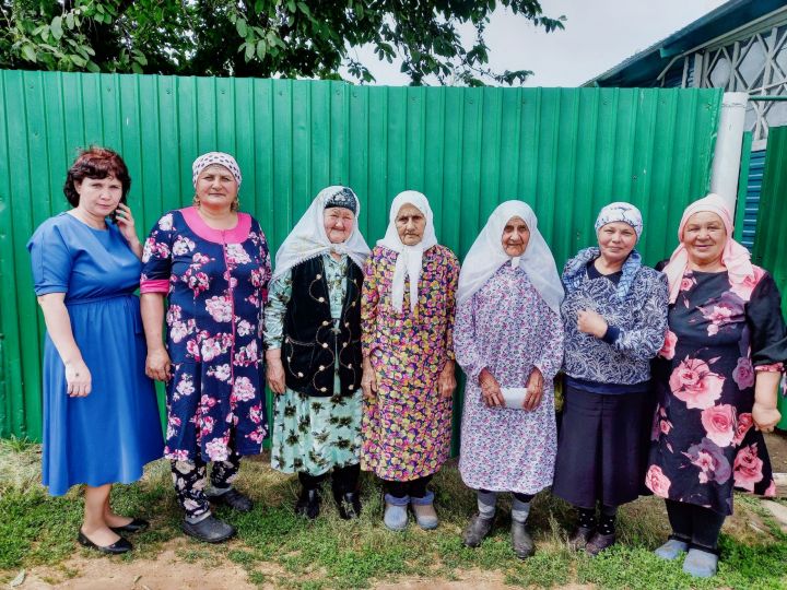 В деревне Колыш поздравили ветерана труда с 90-летним юбилеем