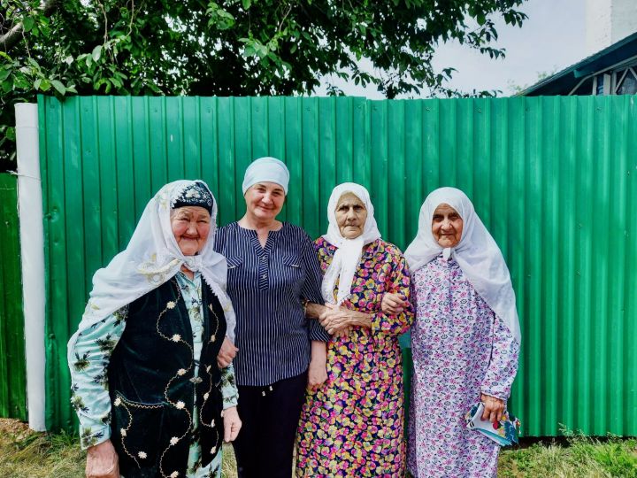 В деревне Колыш поздравили ветерана труда с 90-летним юбилеем