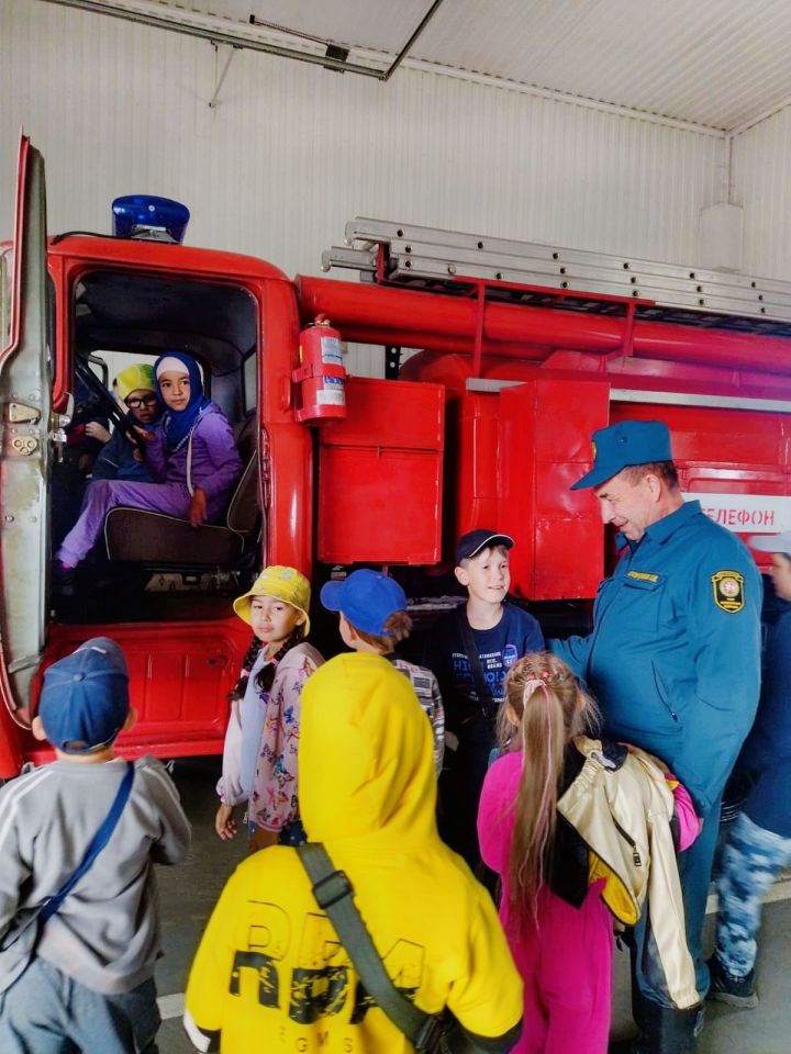 Дети из пришкольного лагеря «Каенкай» побывали в гостях у пожарных
