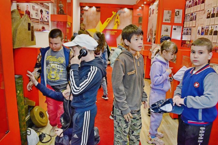 Дети из пришкольного лагеря «Звездный дождь» посетили музей боевой славы «Патриот»