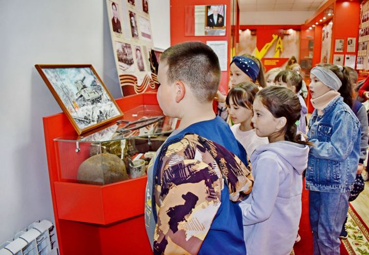 Дети из пришкольного лагеря «Звездный дождь» посетили музей боевой славы «Патриот»