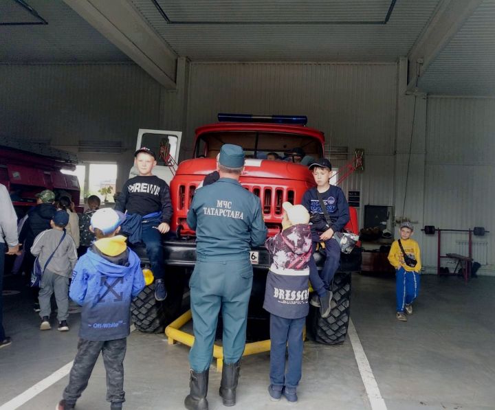 Дети из пришкольного лагеря «Каенкай» побывали в гостях у пожарных