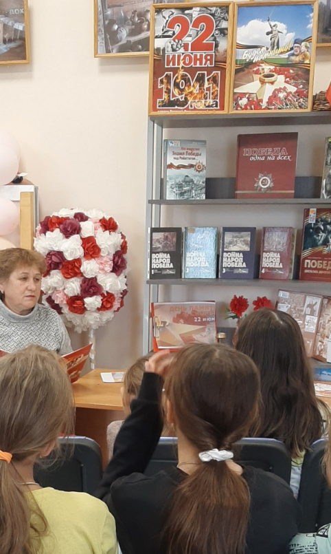 В преддверии Дня памяти и скорби, библиотекарь села Ильбухтино провела час истории «Помним, скорбим»