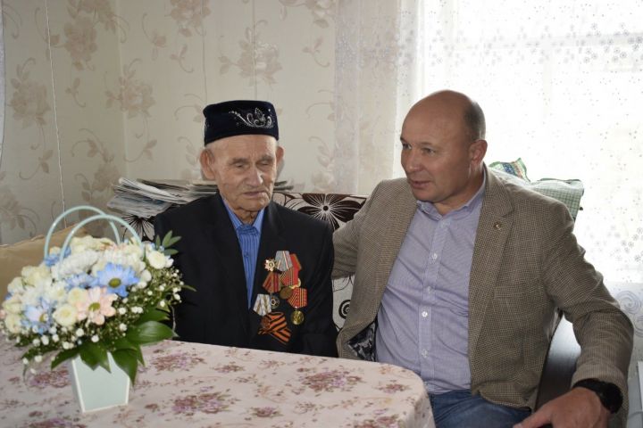Поздравили с днем рождения ветерана ВОВ Миннегалиева Файзулхака Султановича, проживающего в селе Новотроицкое