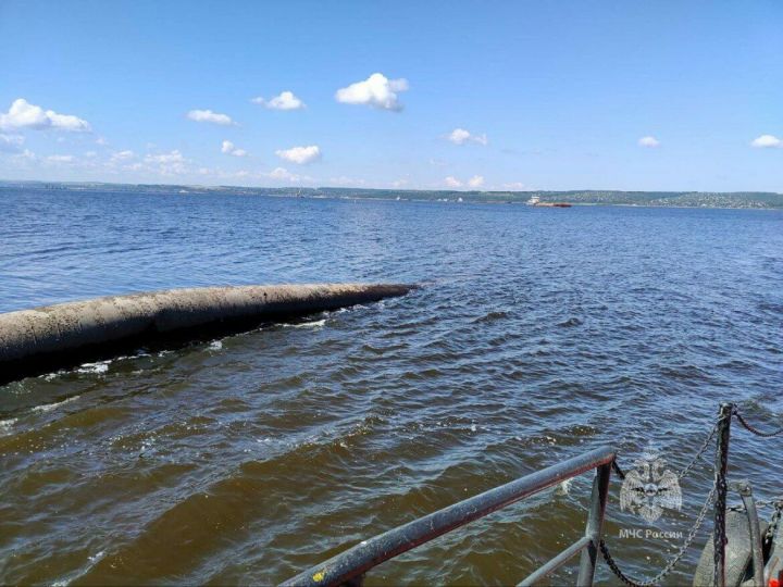 МЧС предупреждает, что на поверхности Волги в Казани появилась 30-метровая труба