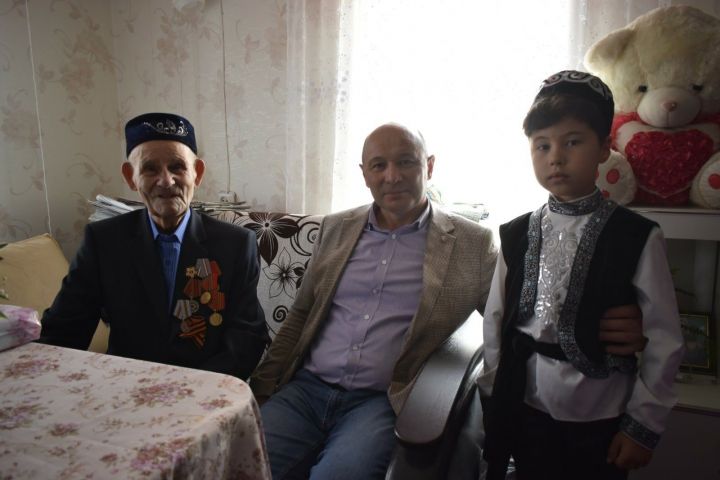 Поздравили с днем рождения ветерана ВОВ Миннегалиева Файзулхака Султановича, проживающего в селе Новотроицкое