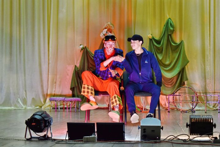 Татарстан бистәсенең Кенәз авылы мәдәният йортында Пенза шәһәре артистлары катнашында цирк программасы узды