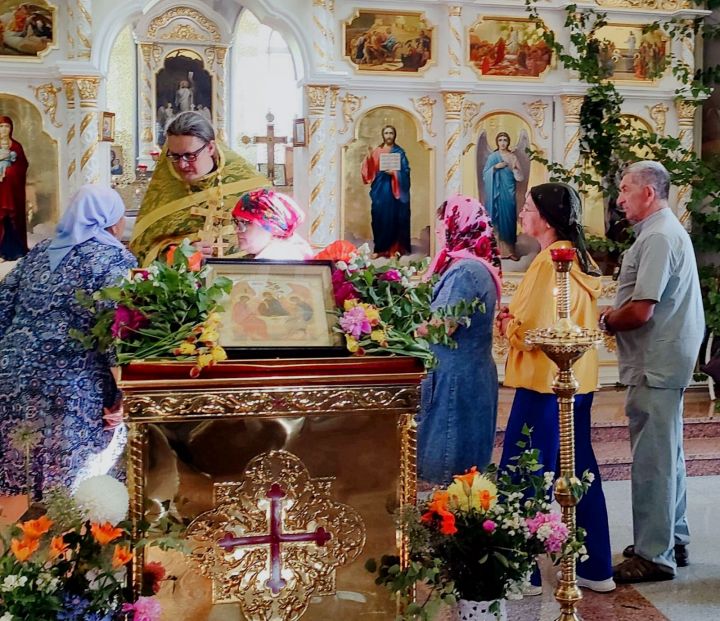В храме Святителя Николая Чудотворца села Князево прошла праздничная литургия в честь праздника Троица