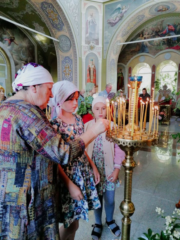 В храме Святителя Николая Чудотворца села Князево прошла праздничная литургия в честь праздника Троица