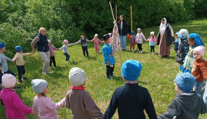 Сотрудники Мелекесского СДК и библиотеки провели детский Сабантуй  в детском саду «Тамчыкай»