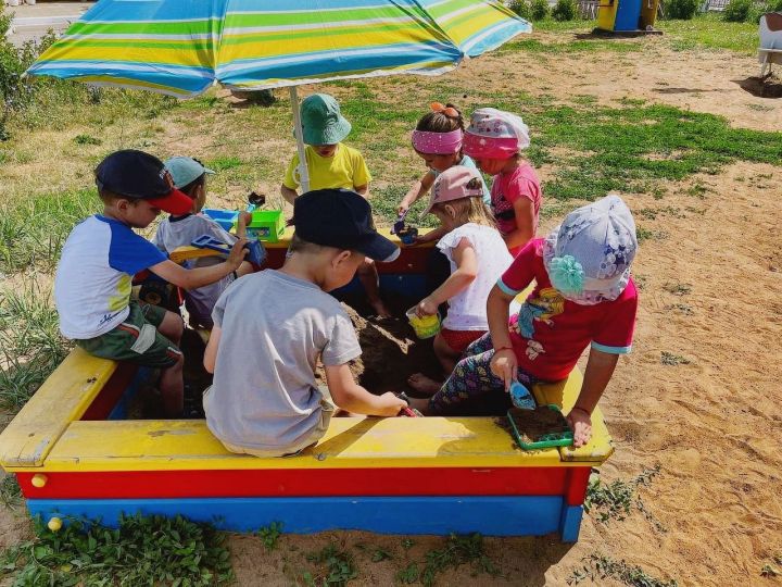 В детском саду «Тургай» проходят прогулки детей группы «малыши»
