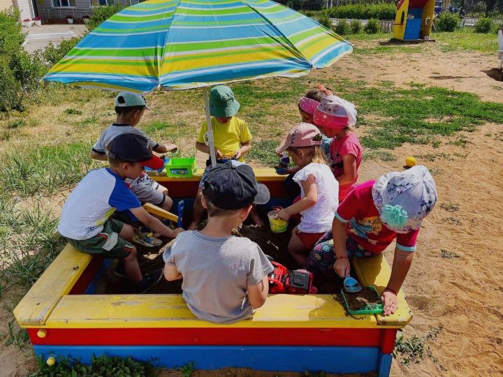 В детском саду «Тургай» проходят прогулки детей группы «малыши»