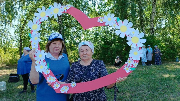 В День семьи, любви и верности сотрудники Мелекесского СДК и сельской библиотеки организовали фотозону