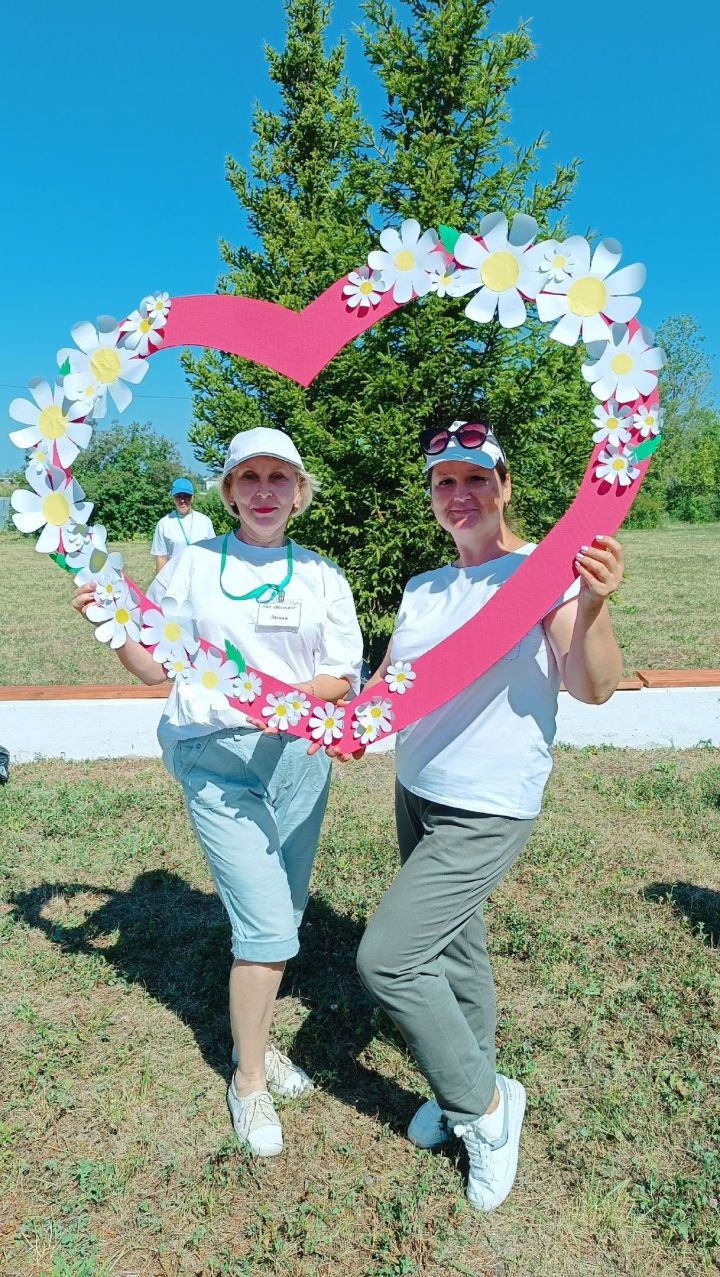 В День семьи, любви и верности сотрудники Мелекесского СДК и сельской библиотеки организовали фотозону