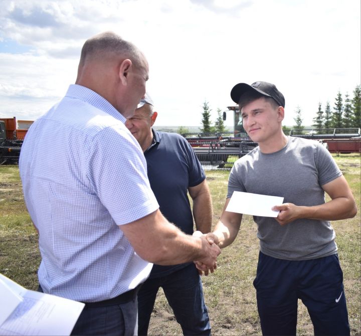 Глава района Фаил Камаев наградил комбайнеров и их помощников денежными премиями