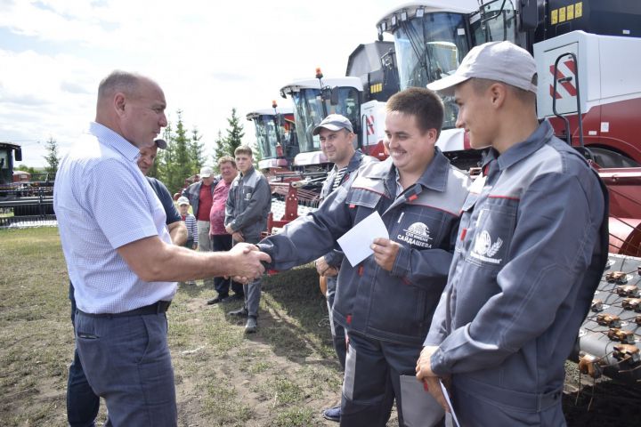Глава района Фаил Камаев наградил комбайнеров и их помощников денежными премиями