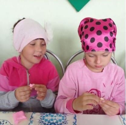 В Таулыковском сельском клубе для детей дошкольного и младшего школьного возраста провели мастер-класс по лепке кошек из воздушного пластилина