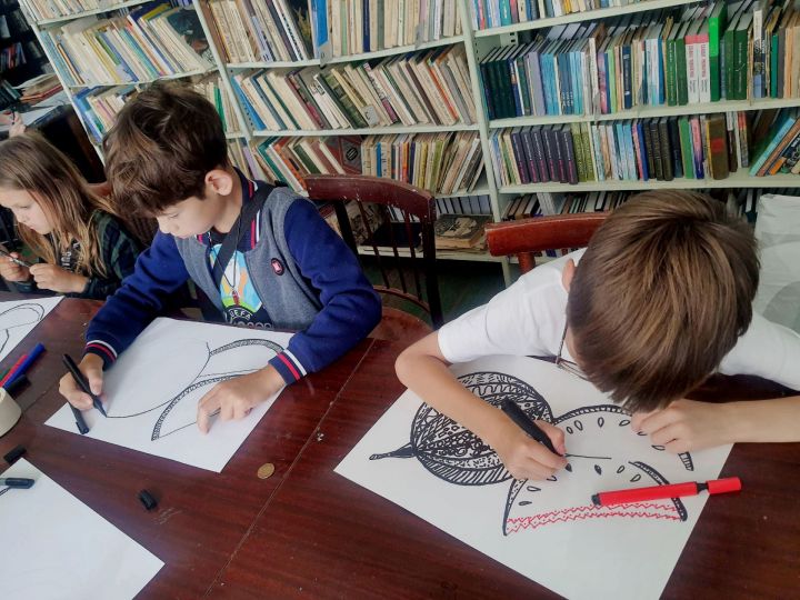 В Калмашской библиотеке прошёл мастер-класс по рисованию арбуза