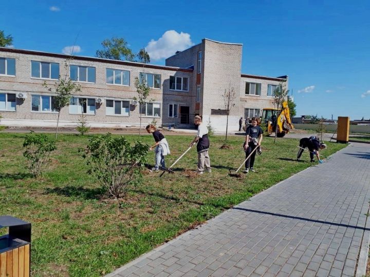 В Князевском сельском поселении прошла экологическая акция «Сделаем посёлок цветущим» по благоустройству территории парка культуры и отдыха