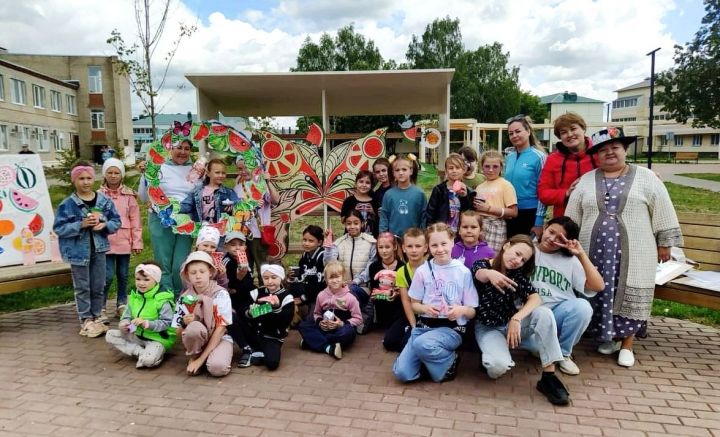 В Татарстанском парке отдыха библиотекари района провели летнюю акцию «Книги под открытым небом»