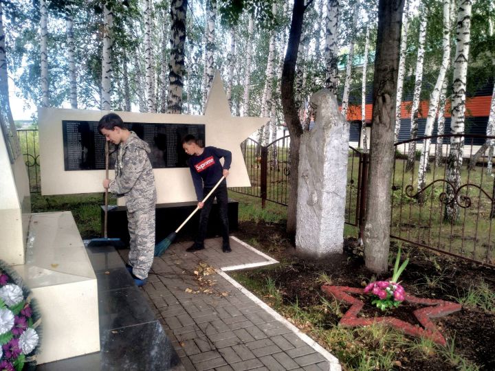 В Новотроицкой школе во время летних каникул учащиеся поддерживают чистоту и порядок возле памятника