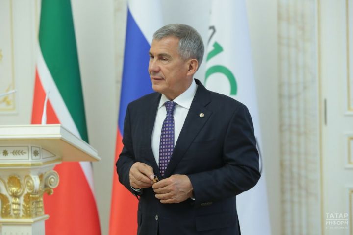 Минниханов наградил четырех татарстанцев медалью «За доблестный труд»