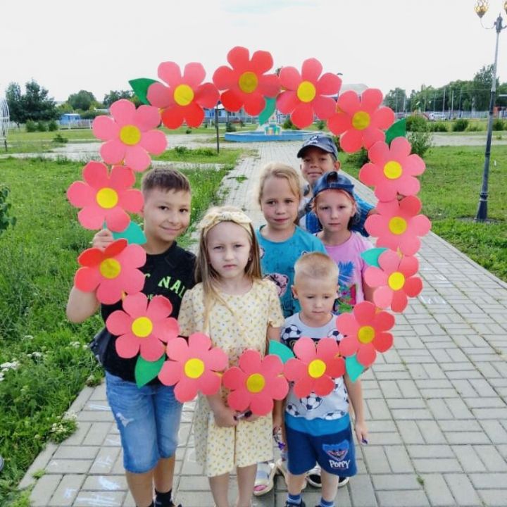 В Круглопольском парке «Железнодорожник» библиотекари Мелекесского куста, провели парковое мероприятие для детей «Цветочный вальс»