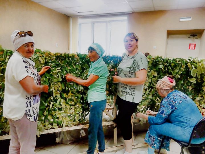 В Новотроицком Доме культуры плетут маскировочные сети для мобилизованных СВО