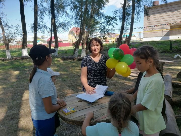 Калмашская сельская библиотека организовала для детей познавательно-игровую программу по правилам дорожного движения «День рождения светофора»