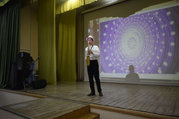 Сегодня в Круглопольском доме культуры стартовала акция «Помоги собраться в школу»