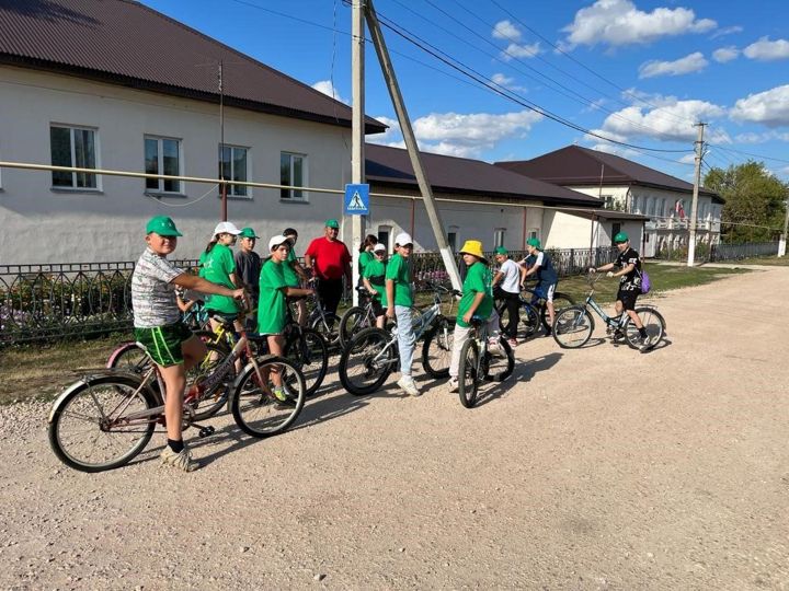 В рамках празднования дня Государственного флага РФ сотрудники подросткового клуба с воспитанниками провели велопробег «Поход в День Флага»