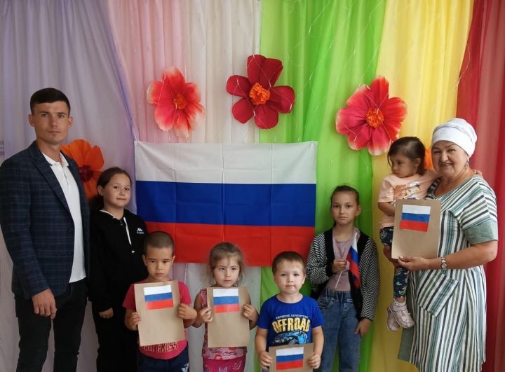 Стародрюшский СДК провели познавательное мероприятие ко Дню Российского флага в Стародрюшском МБДУ «Экият»