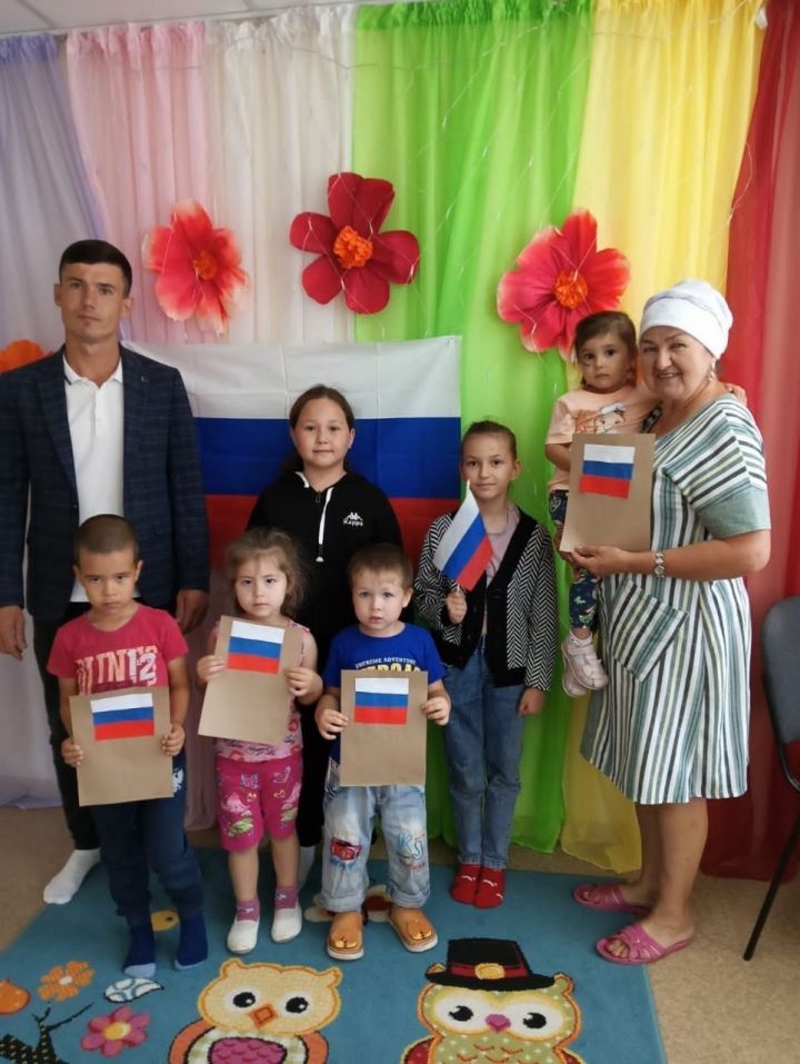 Стародрюшский СДК провели познавательное мероприятие ко Дню Российского флага в Стародрюшском МБДУ «Экият»