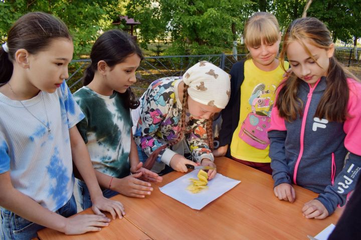 Работники дома культуры организовали для детей познавательную развлекательную программу «Ах, картошка – объеденье!»