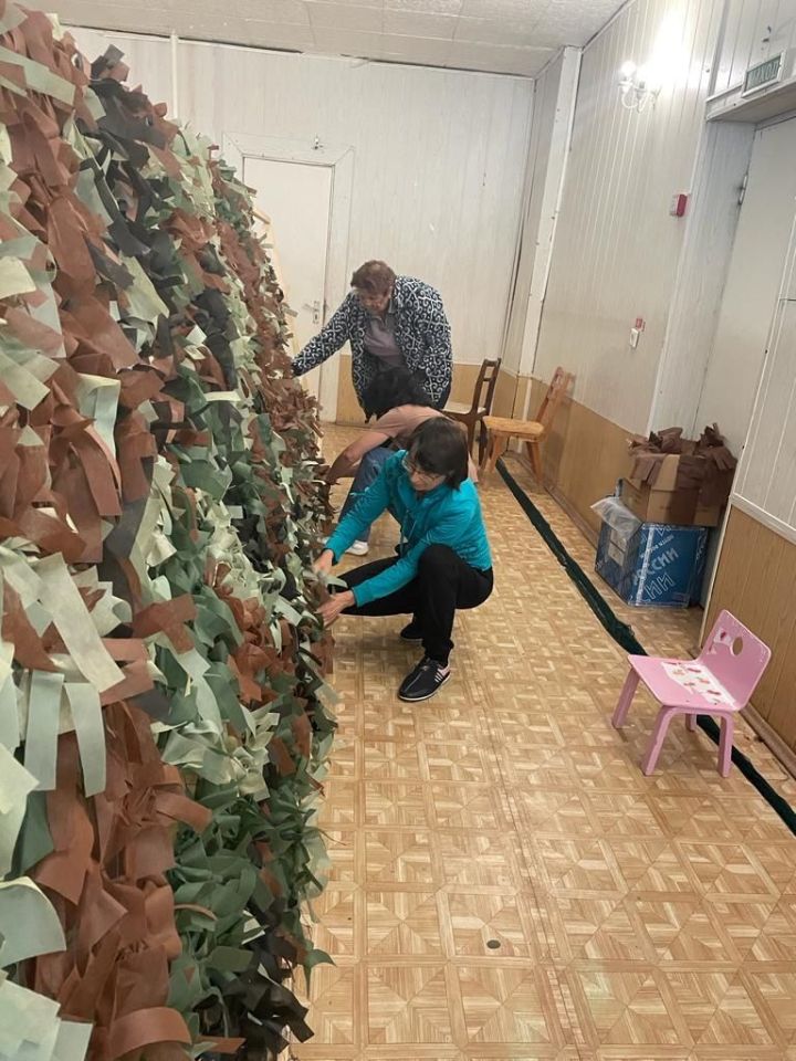 В Комсомольской школе педагогический коллектив помогает плести маскировочные сети