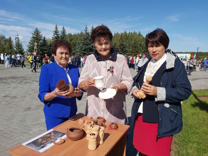 В День Республики Татарстан в посёлке Новый был организован мастер-класс «Гончарная мастерская» специалистами из музея боевой славы «Гиндукуш»