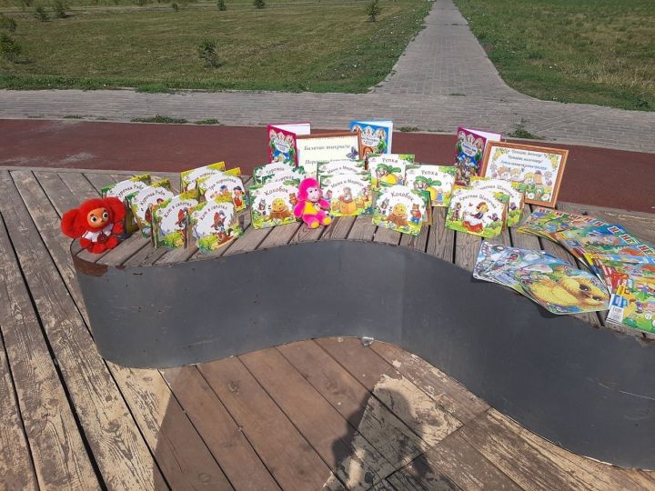 В парке деревни Старые Ерыклы состоялось мероприятие под названием «Чтение под открытом небом»