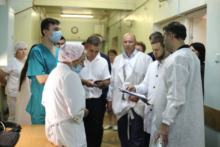 Районную больницу посетил министр
