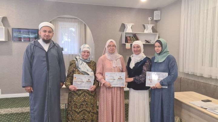 На базе мечети деревни Азьмушкино состоялось собрание с женщинами-преподавателями примечетских курсов Тукаевского Мухтасибата, приуроченное к началу учебного года