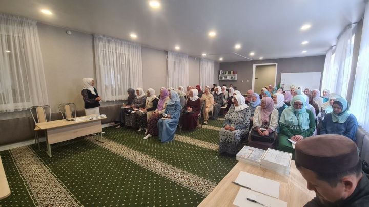 На базе мечети деревни Азьмушкино состоялось собрание с женщинами-преподавателями примечетских курсов Тукаевского Мухтасибата, приуроченное к началу учебного года