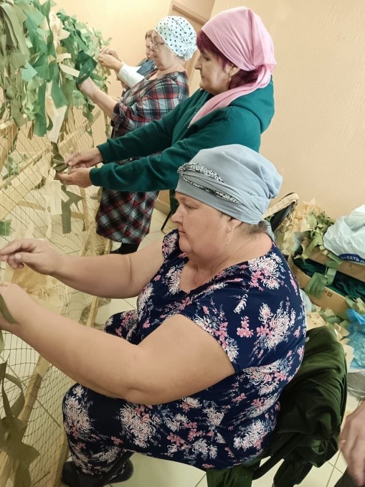 В селе Новотроицк плетут маскировочные сети