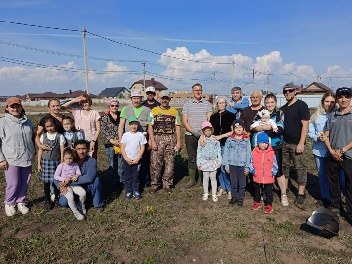 Жители Азьмушкино проявили инициативу по организации и благоустройству территории парка, расположенную возле детского сада «Милэшкэй»