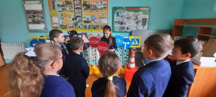 В Калмашской школе во втором классе прошло мероприятие «Правила дорожного движения»