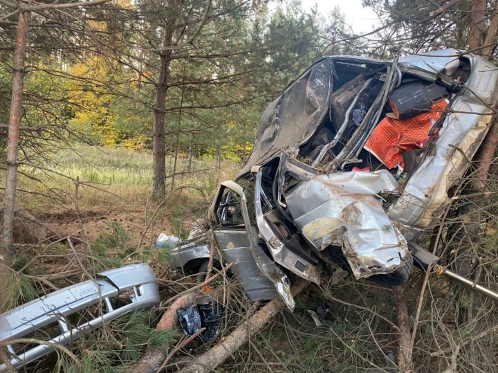 Нарушение правил вождения привело к съезду в кювет и опрокидыванию автомобиля