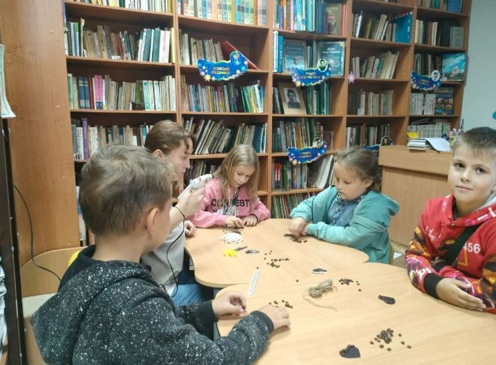 В Бетькинской сельской библиотеке состоялся мастер-класс по изготовлению магнитиков из кофейных зёрен
